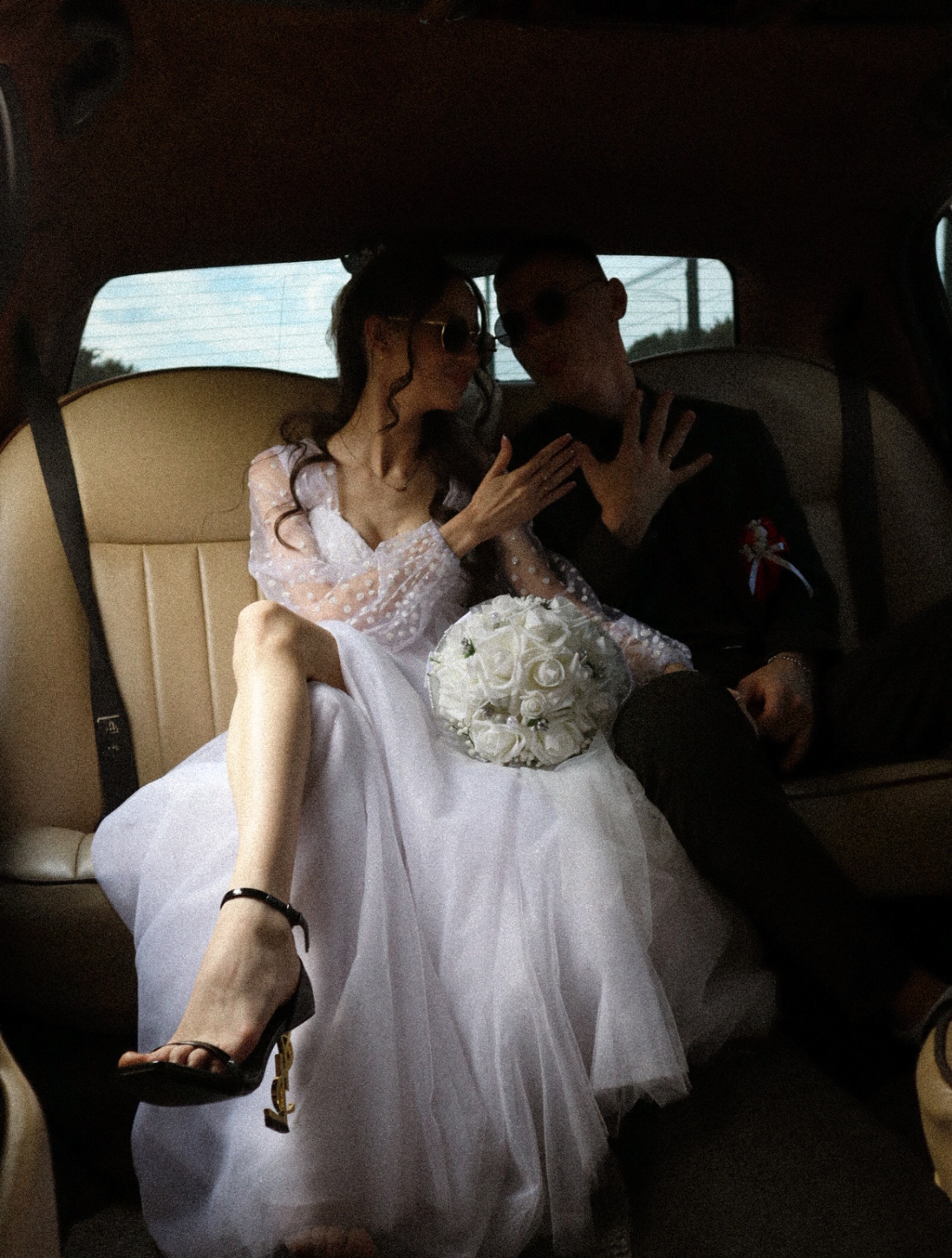 Наречена з букетом в авто — романтичний кадр