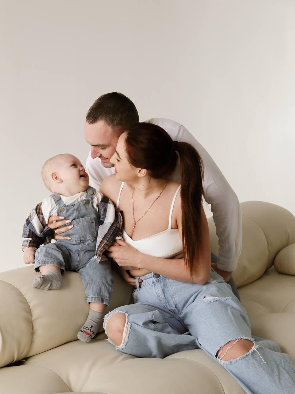Сімейна зйомка з малюком на дивані