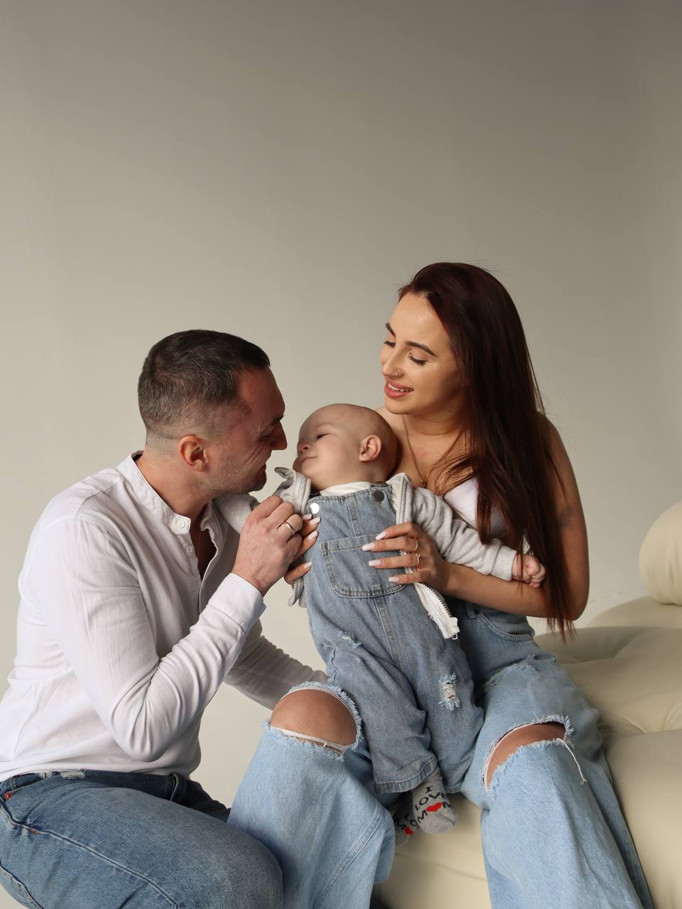 Батьки ніжно дивляться на дитину