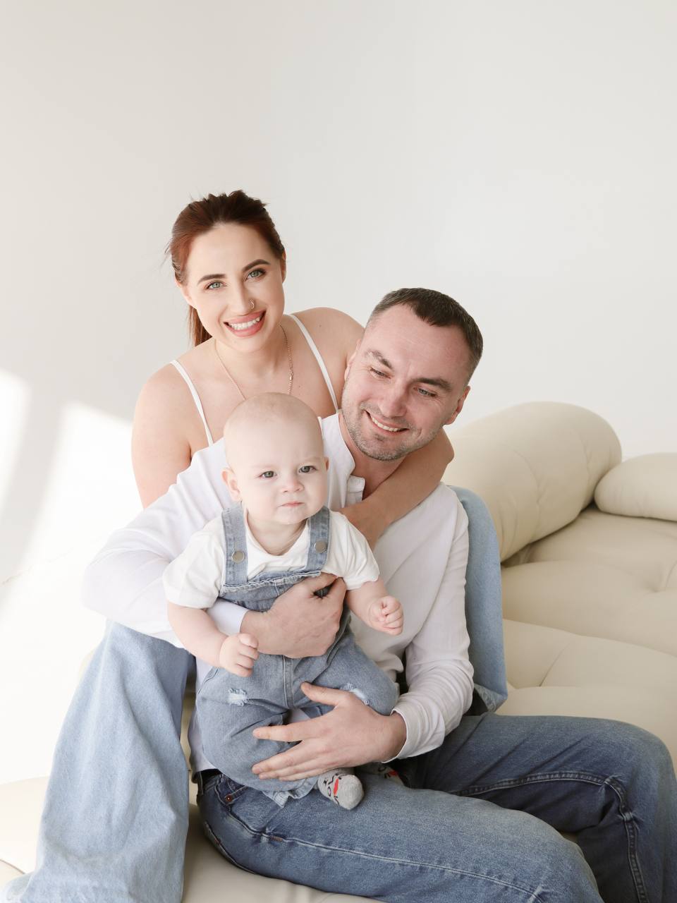 Сім'я з дитиною — усміхнений портрет