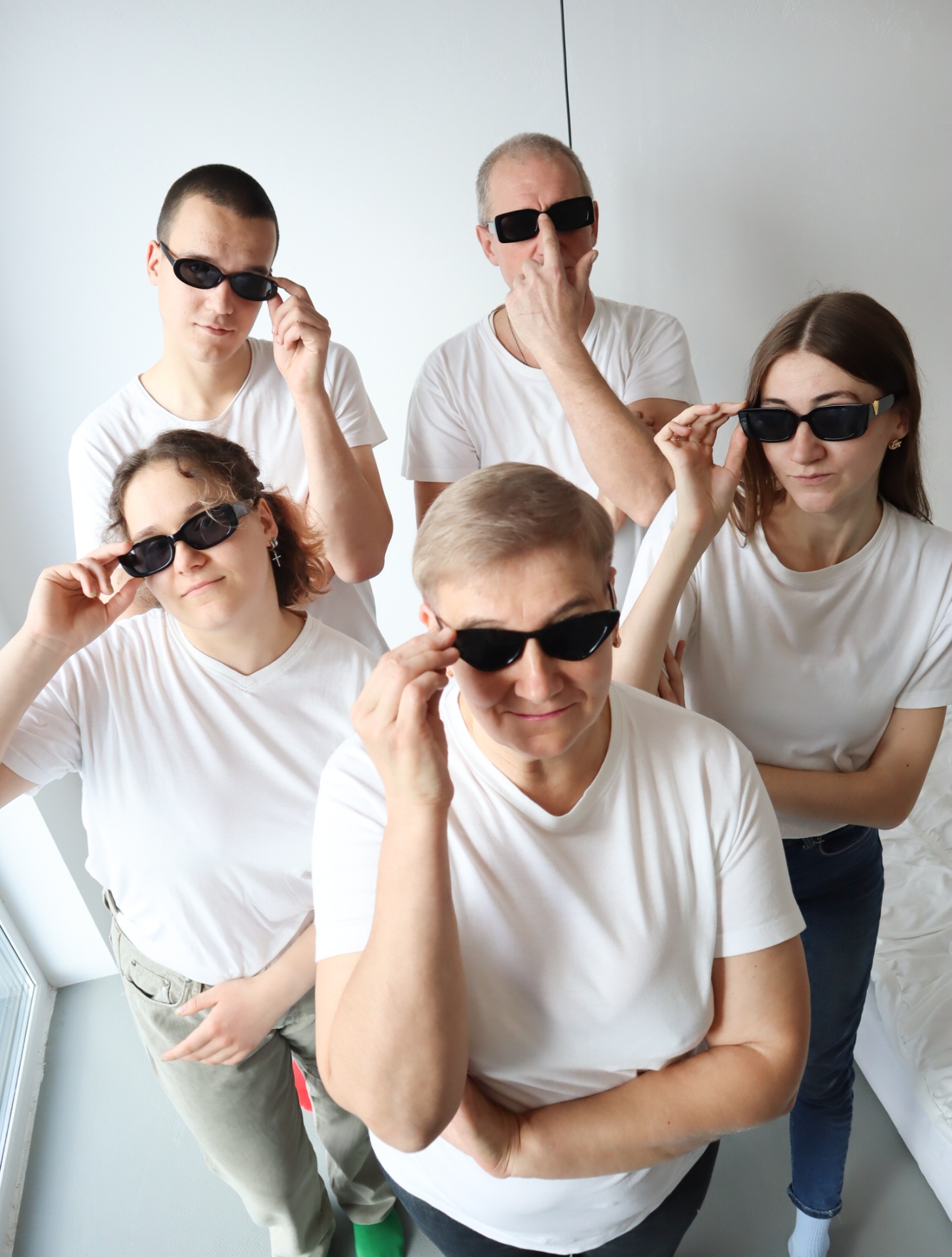 Груповий портрет у білих футболках з окулярами