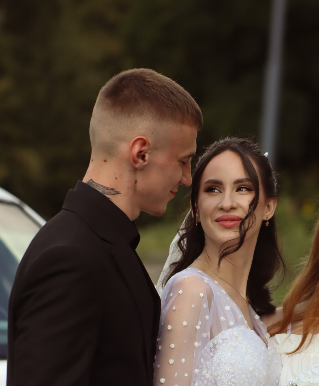 Весільна зйомка — наречена дивиться на нареченого